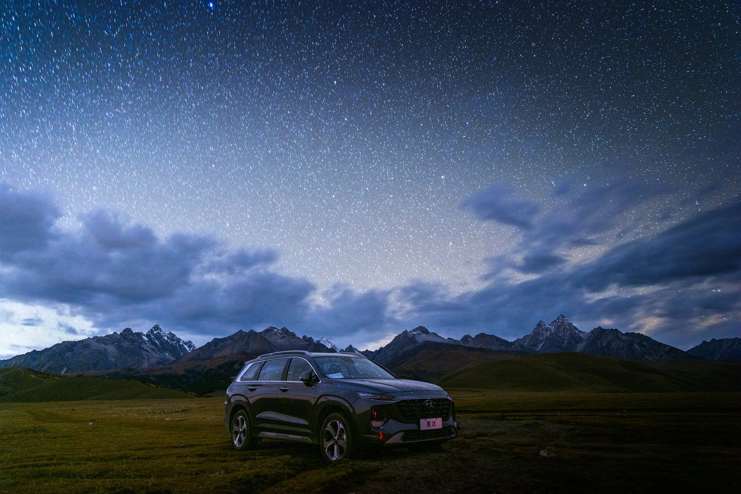 星空下的越野车