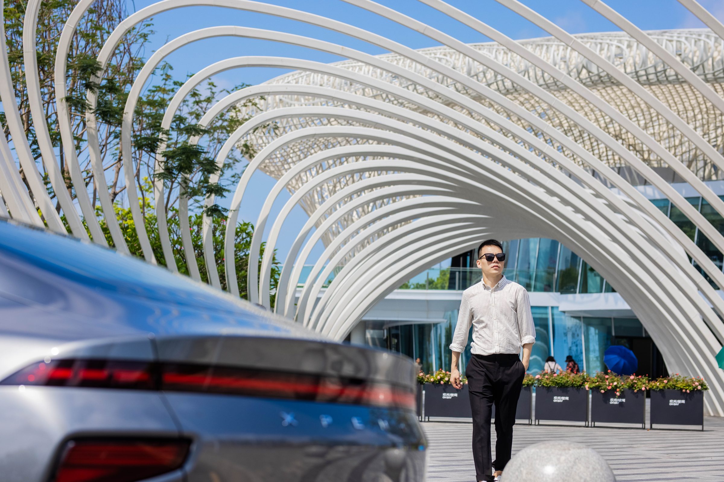 拱廊尽头的人与车