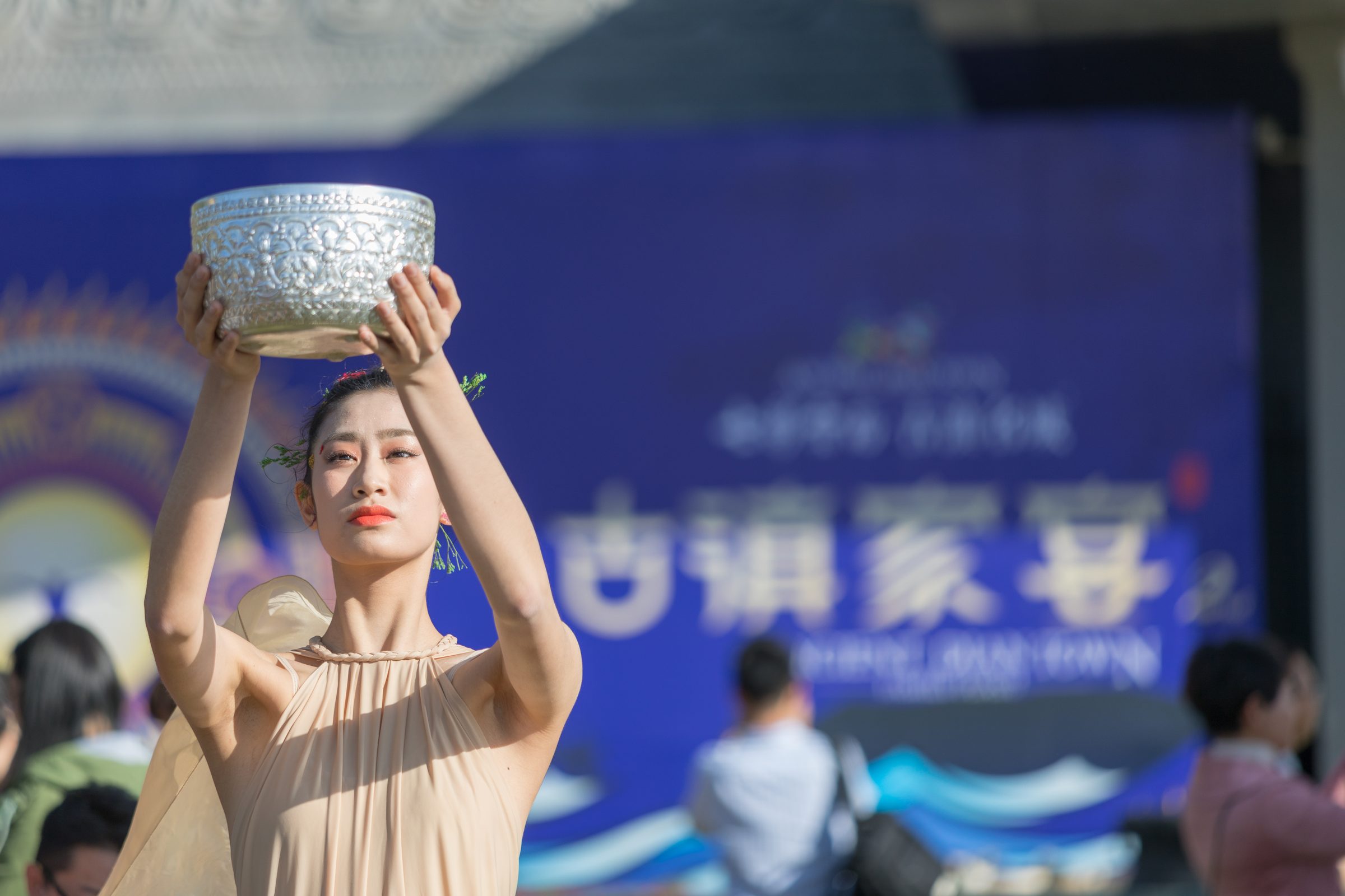 举起银碗的舞者