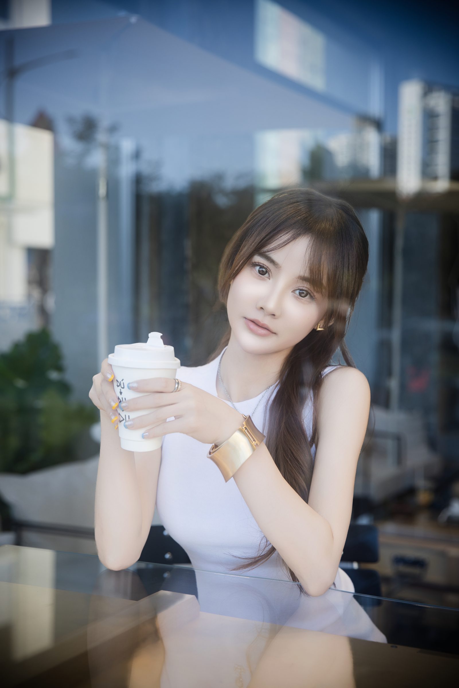 窗边握杯的人像