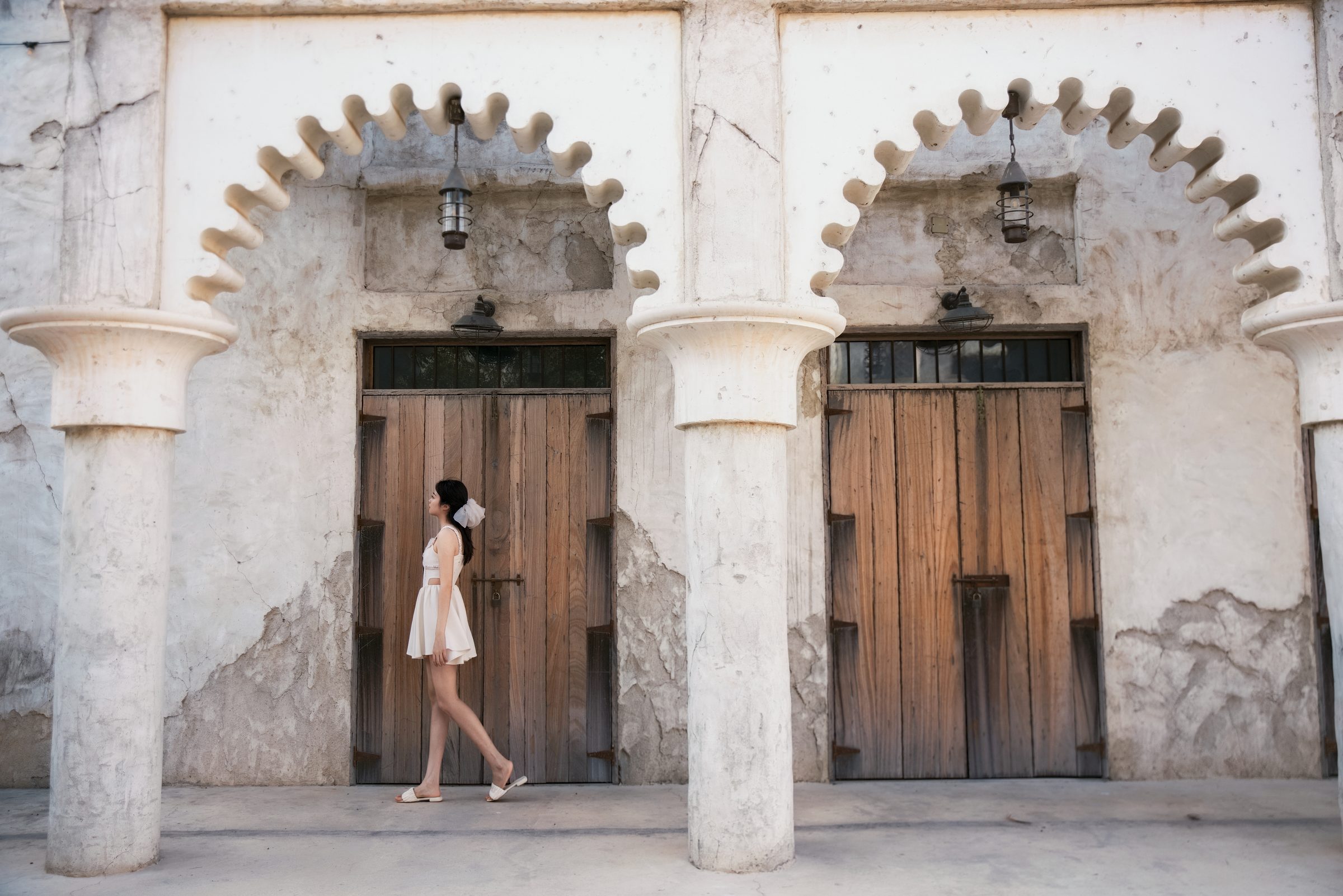 拱门下的身影