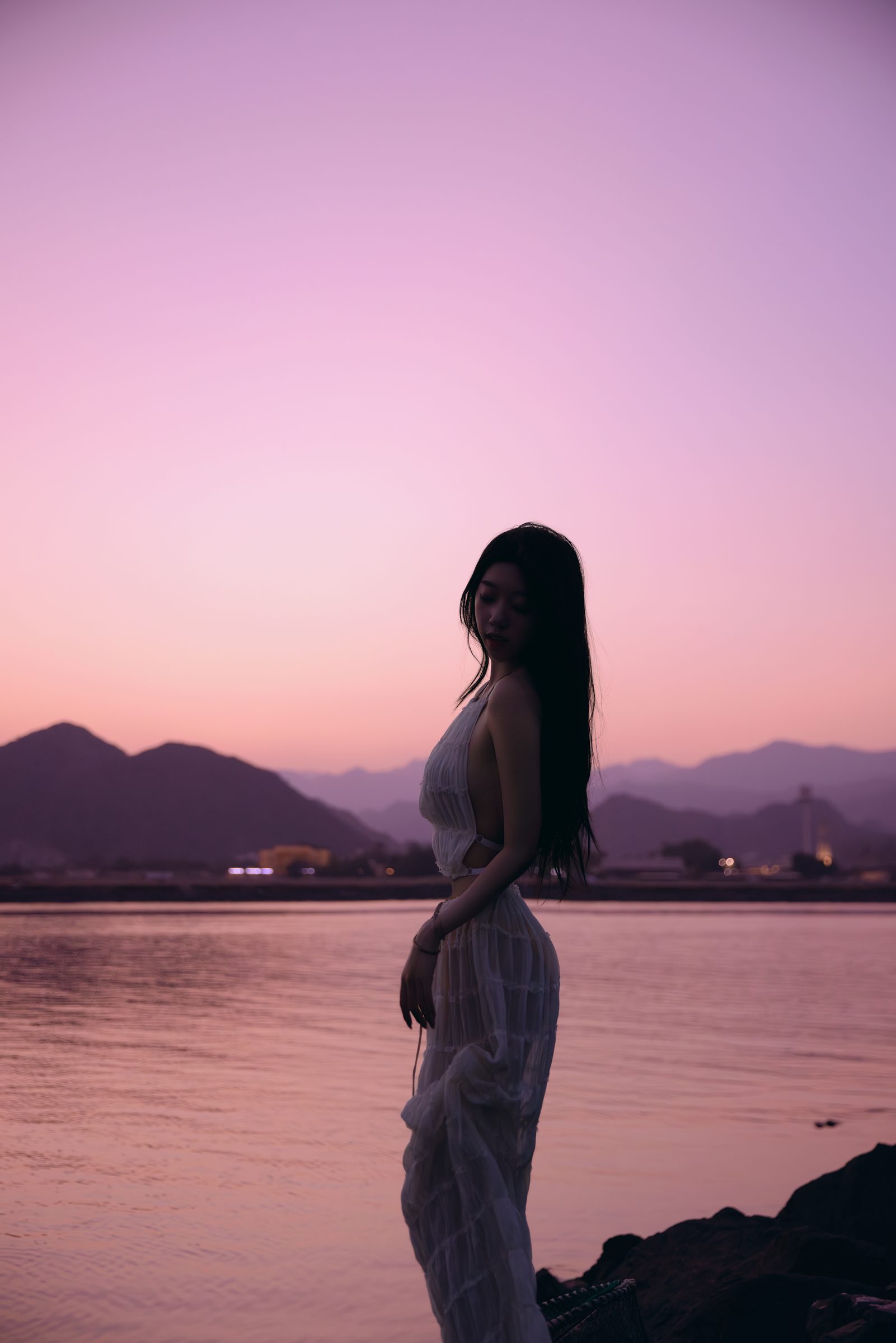 粉紫暮色里的山水